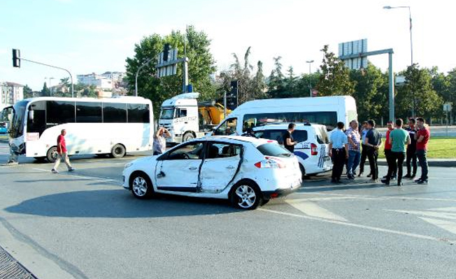 Çevik kuvvet polislerini taşıyan midibüs kaza yaptı