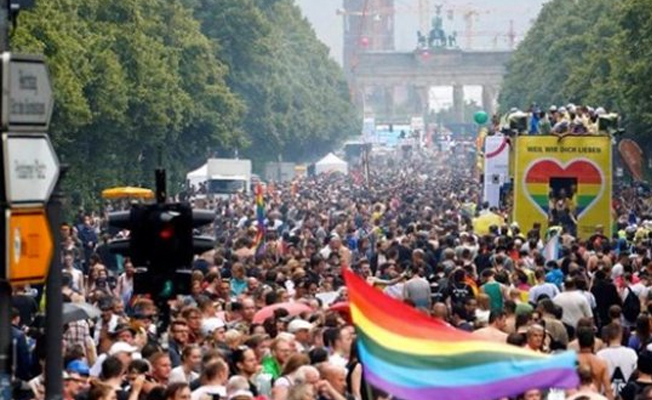 Berlin'deki dev Onur Yürüyüşü