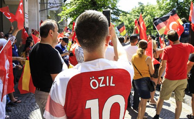 Mesut Özil için sokağa döküldüler