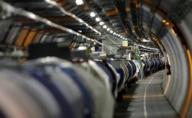 Atomlar elektronlarıyla birlikte ışık hızına yaklaştı