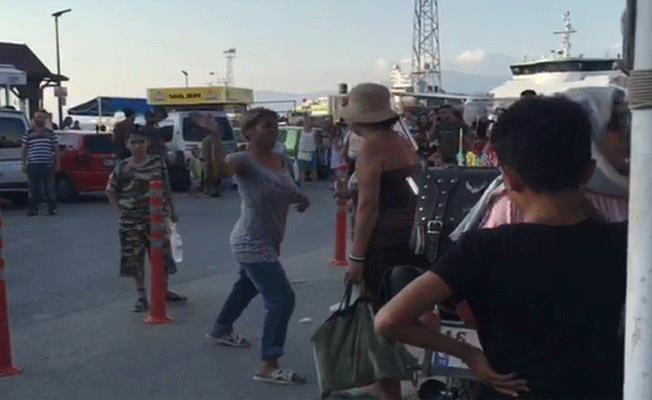 Kocama baktı diyerek turist kadını dövdü!