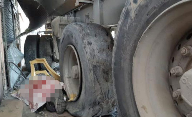 Hafriyat kamyonu dehşet saçtı! Esnafı ezdi