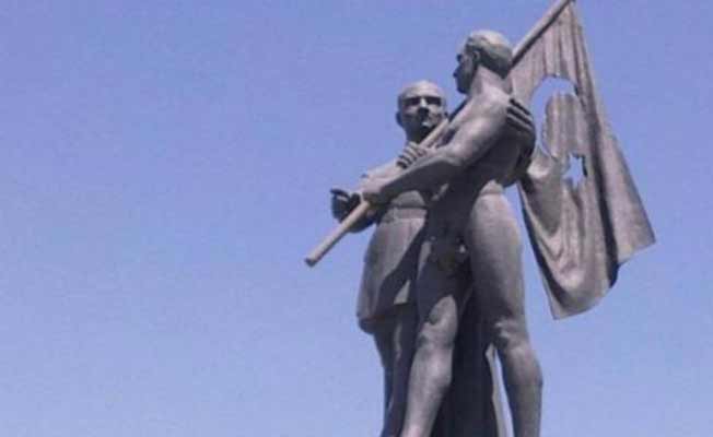 71 yıl sonra heykele pantolon dikmeye kalktılar