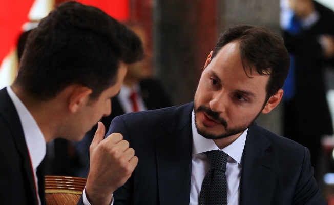 Sabah yazarı Tuna, Berat Albayrak'ı işaret etti, 'Aylak bürokratları titretiyor' dedi.