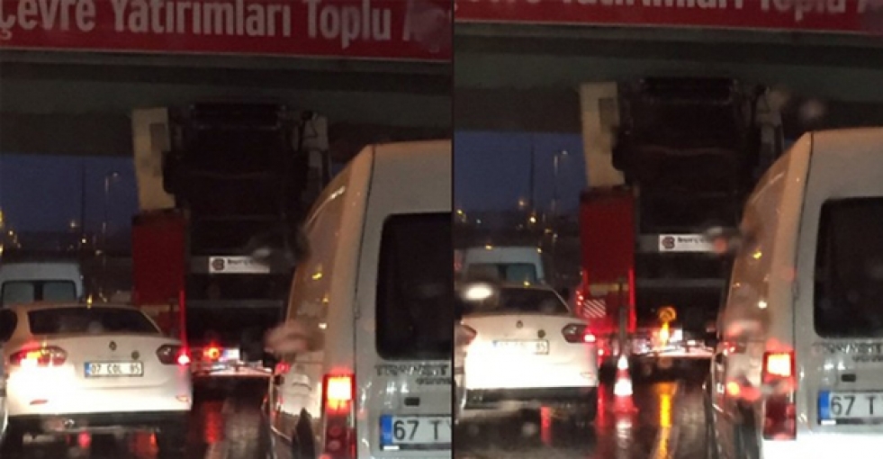 E-5'te TIR üst geçide takıldı, trafikte kuyruk oluştu