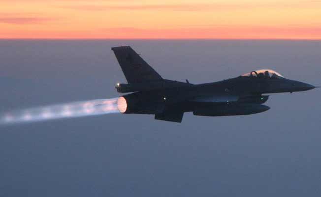 Havalimanından uçak çaldı, F-15'ler peşine düştü