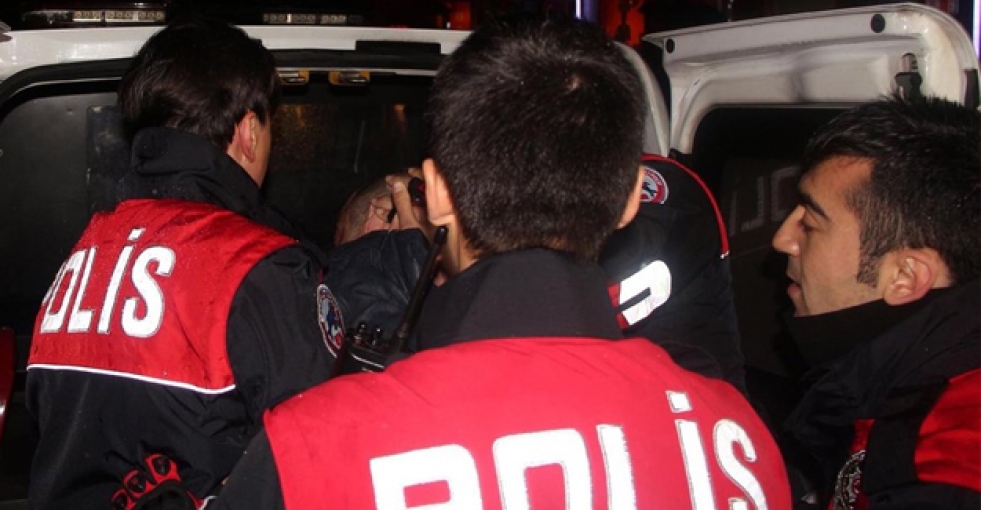 Kimlik kontrolü yapan polise kafa attı