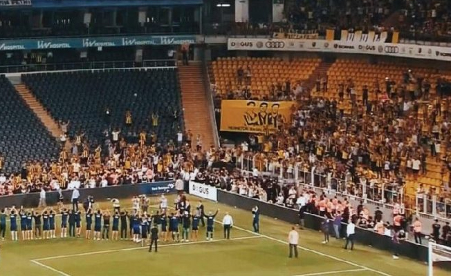 Fenerbahçe taraftarı stadı terk etmedi... Ali Koç sahaya çıktı