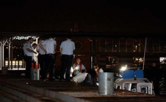Galata Köprüsü'nde hareketli dakikalar: Denize düştü