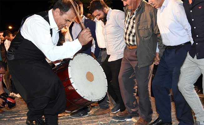 Van'da halaylı dolar tepkisi: 'Dolar Türk parası karşısında solar'