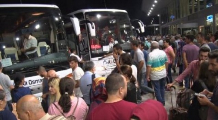 Otogarlarda bayram yoğunluğu gece boyunca sürdü