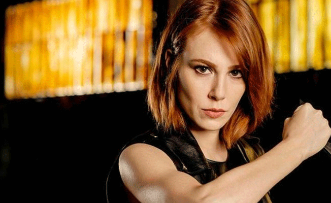 Elçin Sangu 164 yaşında genç ve güzel bir vampir oldu