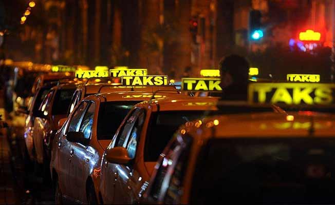 Turistlerden taksicilere tepki: 100 lira alıyorlar, '50 lira verdin' diyorlar