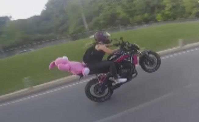 Pembe ayıcıklı motorcu tek teker üstünde gitti