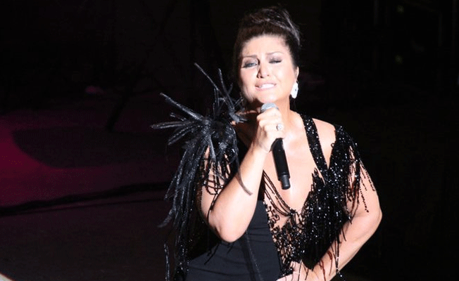 Sibel Can'ın dikkat çeken derin göğüs dekoltesi