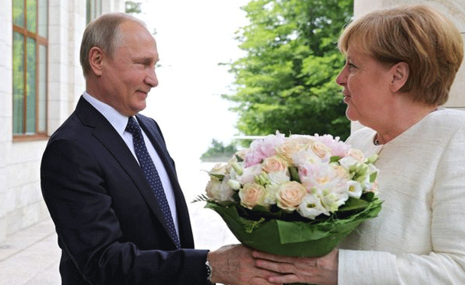 Merkel ile Putin bugün bir araya geliyor