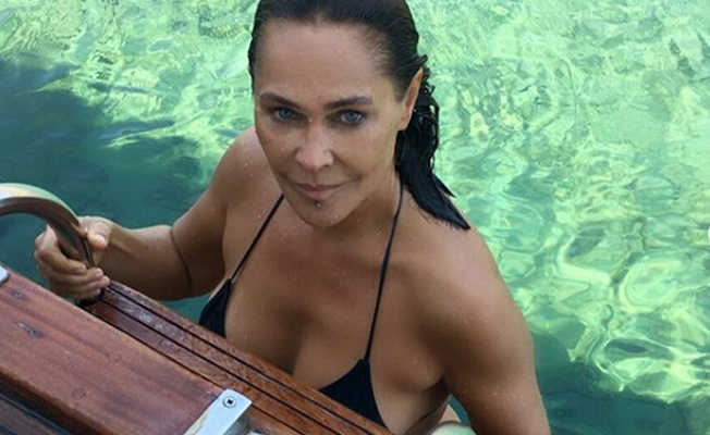Hülya Avşar'dan denizde hem yüzme hem de bikini şov