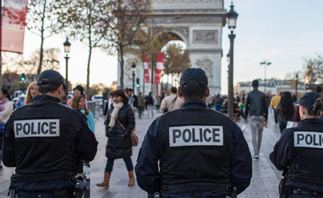 Paris'te bıçaklı saldırı