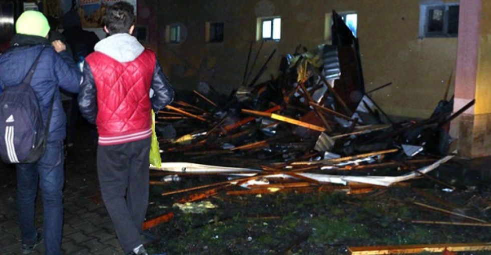 Öğrenci yurdunun çatısı uçtu