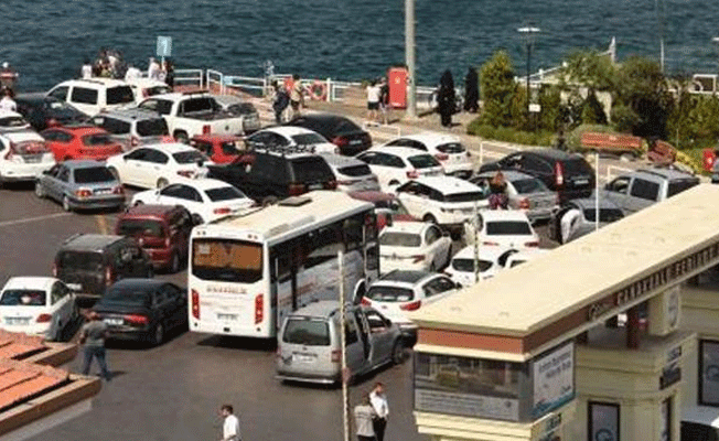 Tatilciler dönüşe geçti, 3 kilometre feribot kuyruğu oluştu!