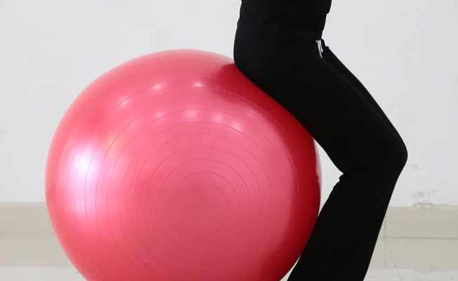 Zehirli gazla doldurduğu yoga topunu kullanarak eşini ve kızını öldürdü
