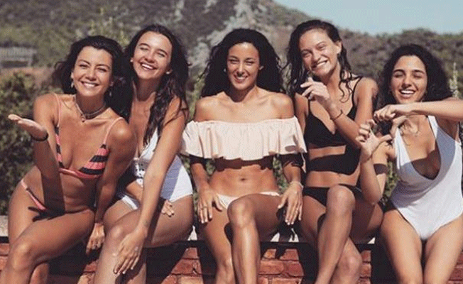 Yeni evlenen Cansu Tosun'un arkadaşlarıyla keyfi yerinde