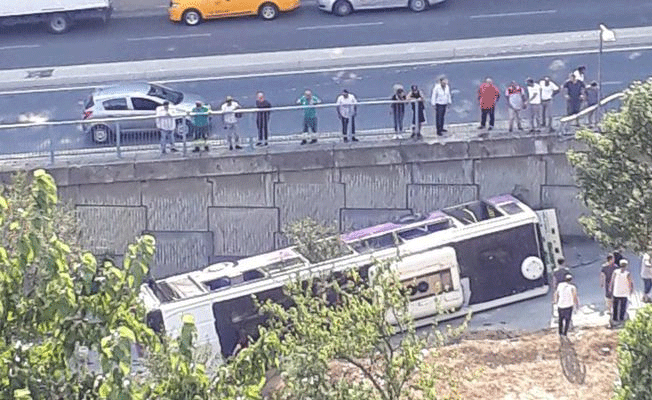 İstanbul'da halk otobüsü devrildi