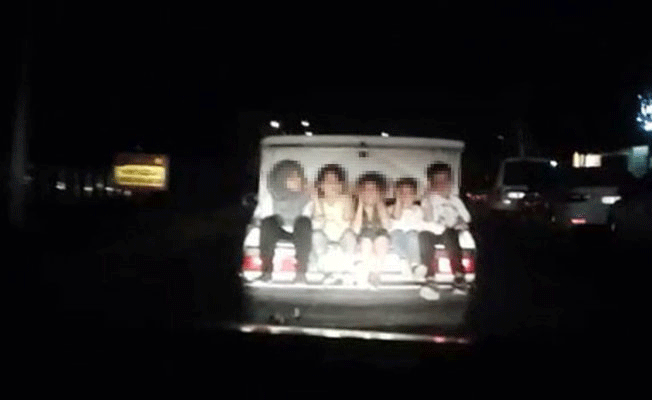 Hareket halindeki otomobilin bagajında 5 çocuk...