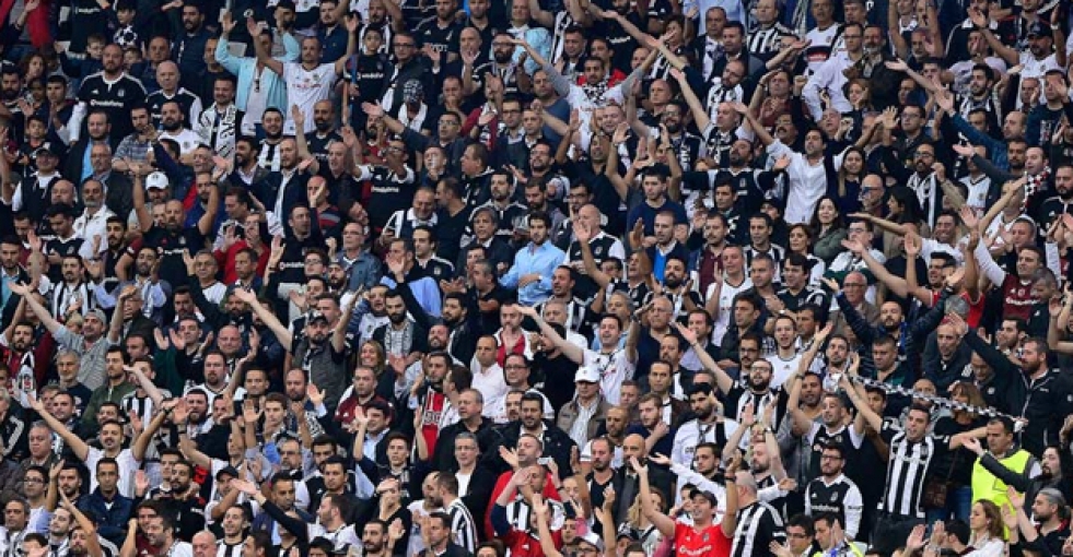 Beşiktaşlı taraftarlar toplanmaya başladı