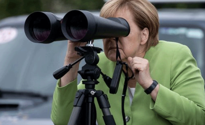 Rus askeri üssünü dürbünle izleyen Merkel, Twitter’da alay konusu oldu