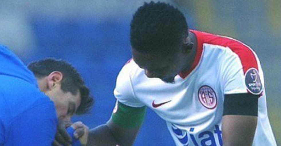 Emre Belözoğlu, Eto'o'nun elini öptü