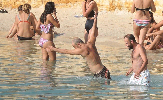 Kocaoğlu'ndan plajda ilginç şov