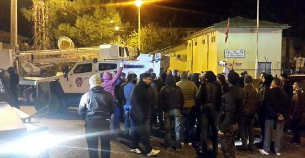 Elektrik kesintisine kızan halk, DEDAŞ ekiplerine saldırdı