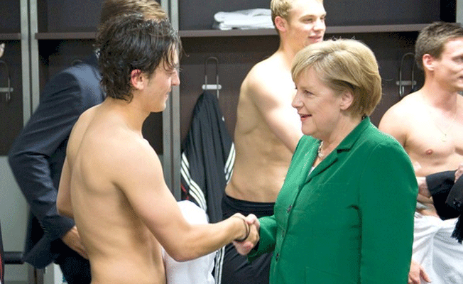 Merkel'den Mesut Özil konusunda açıklama