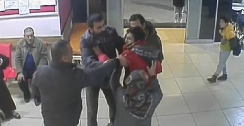 Ambulans çağırmadı diye doktora 'tekmeli' saldırı