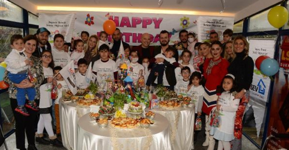 Mehmet Topal'dan lösemili miniklere doğum günü partisi
