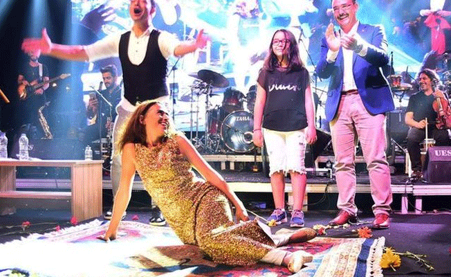 Yıldız Tilbe kendine hediye edilen halının üzerine yattı
