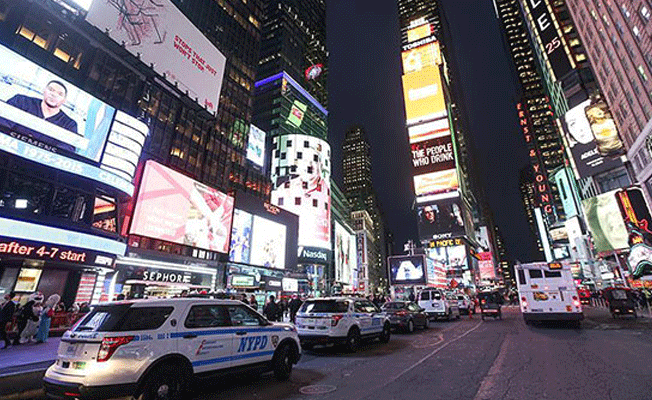 New York'un meşhur meydanına arı baskını!