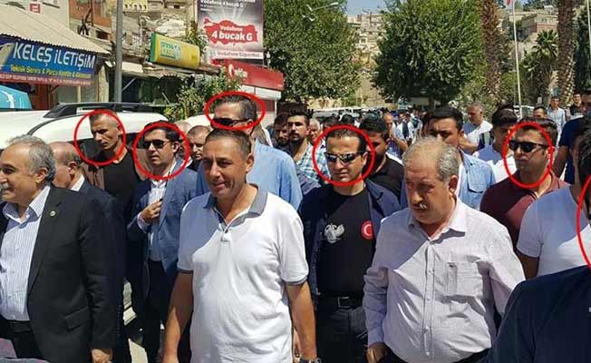 AKP'li Fakıbaba, memleketinde koruma ordusuyla geziyor!