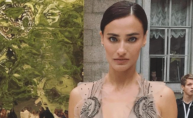 Davette verdiği pozlarla tavşana benzetildi