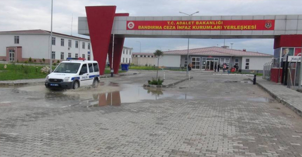 FETÖ tutuklularına mesaj iletirken yakalandılar!