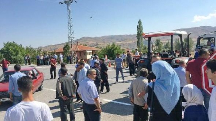 Çiftçiler karayolunu trafiğe kapattı