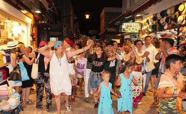 Bodrum'da turistlerin ilgi gösterdiği yürüyüş