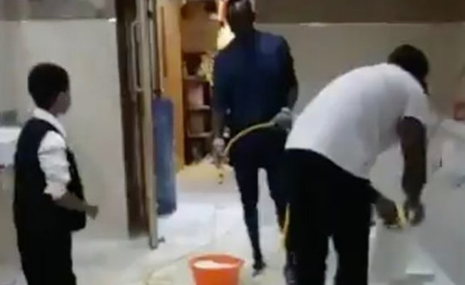 Premier Lig'in yıldızı abdesthane temizledi