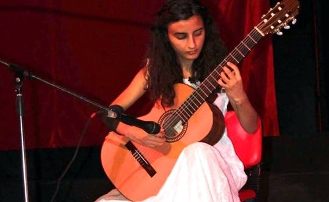 Gitarist Ebru Beş, master için destek bekliyor