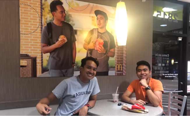 Asyalı Amerikalıları görmeyen McDonald's, farkına varmaksızın poster operasyonuna uğradı