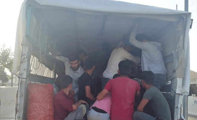 Kamyonet kasasında 34 işçiyi taşıdı, cezayı yedi