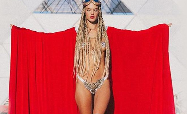 Burning Man festivalinde Alessandra Ambrosio'nun kartalı konuşuldu