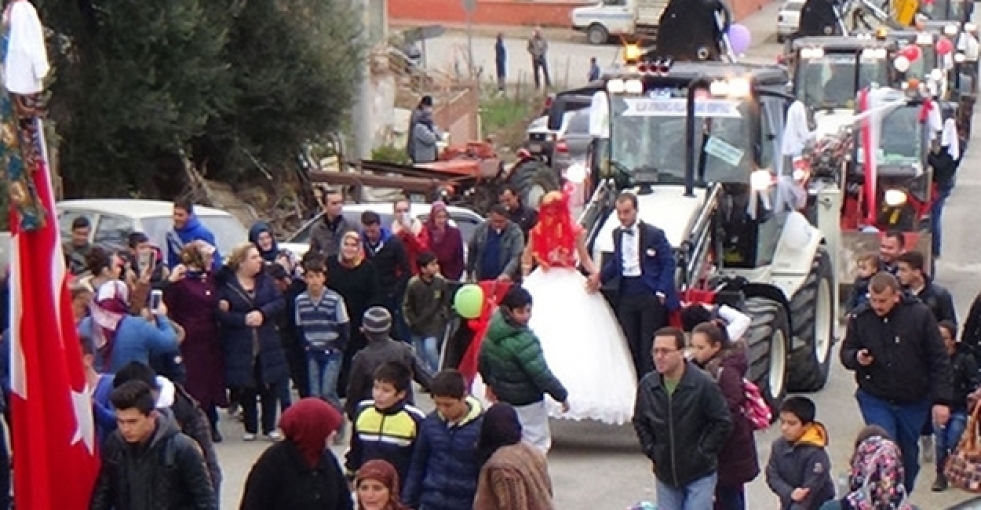Operatör damat gelin almaya 7 kepçe ile gitti