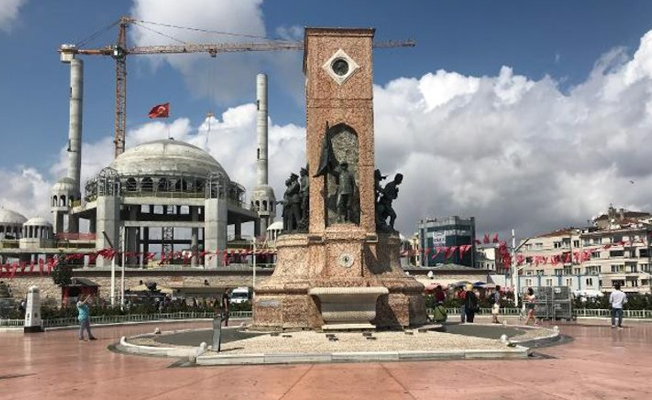 Taksim Cumhuriyet Anıtı'na büyük ayıp!